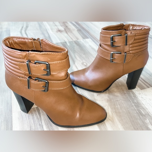 Beautiful, hardly worn neutral booties! Perfect with jeans or dressed up! - Picture 2 of 3